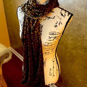 Elegant leopard pattern scarf on a very chic velvet fabric.